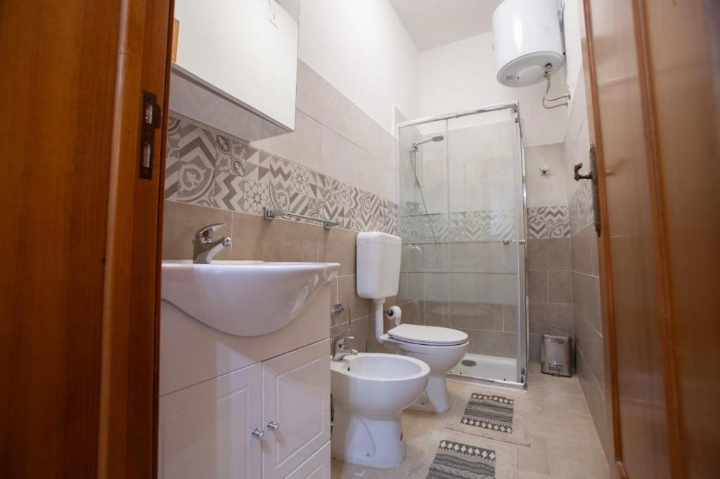 łazienka z umywalką, toaletą i prysznicem w obiekcie Casa Terranova Modica w mieście Modica