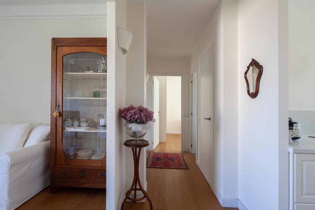 a living room with a white couch and a mirror at La mia casa a Levante in La Spezia