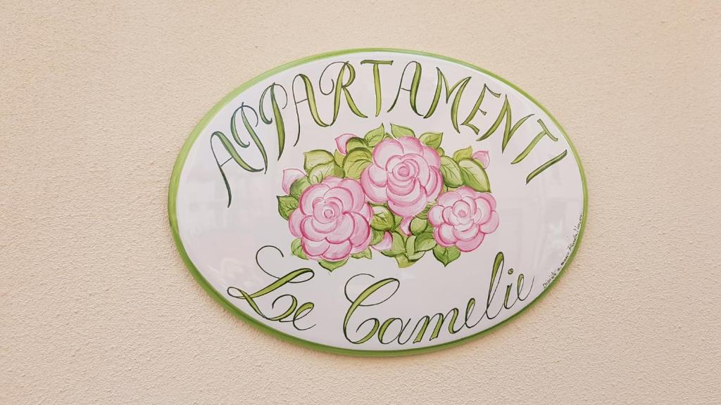 un signe indiquant que la quarantaine doit être commise sur un mur dans l'établissement Le Camelie -appartamenti nuovi, à Porto SantʼElpidio