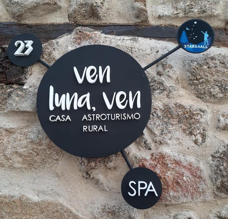 a clock on a stone wall with the words ven ima yuan at VEN LUNA, VEN Casa-SPA Astroturismo rural TR-CC-00361 in Casas del Castañar