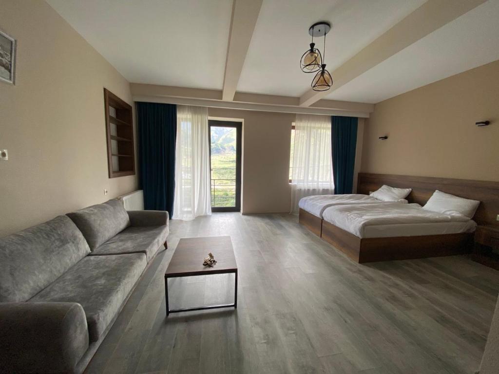 Postel nebo postele na pokoji v ubytování Hotel Axien Kazbegi