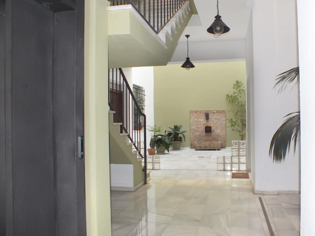 pasillo de una casa con escalera y escalera en Apartamento Sevilla Alhondiga en Sevilla