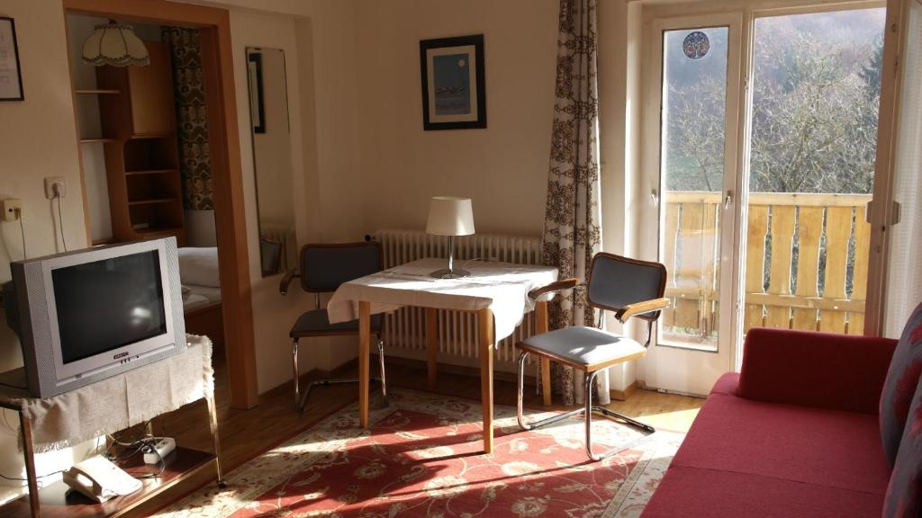 Televízia a/alebo spoločenská miestnosť v ubytovaní Landhaus Waldfrieden