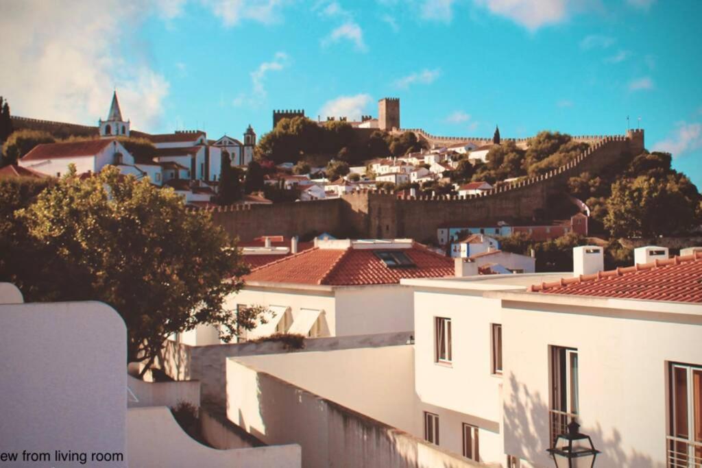 vistas a la ciudad desde los tejados de los edificios en Casa Elias en Óbidos