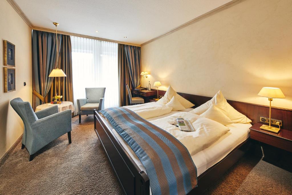 Postel nebo postele na pokoji v ubytování Rüters Parkhotel