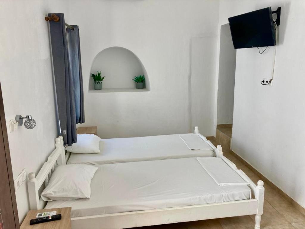Postel nebo postele na pokoji v ubytování PALS Studios Lindos
