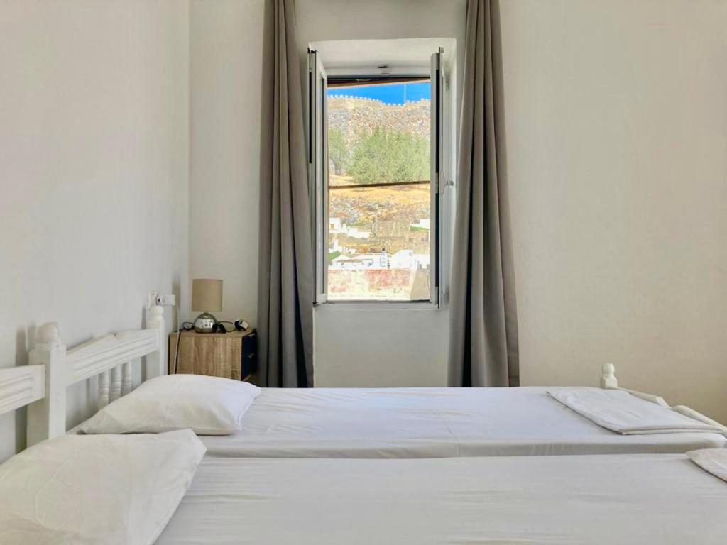 Postel nebo postele na pokoji v ubytování PALS Studios Lindos