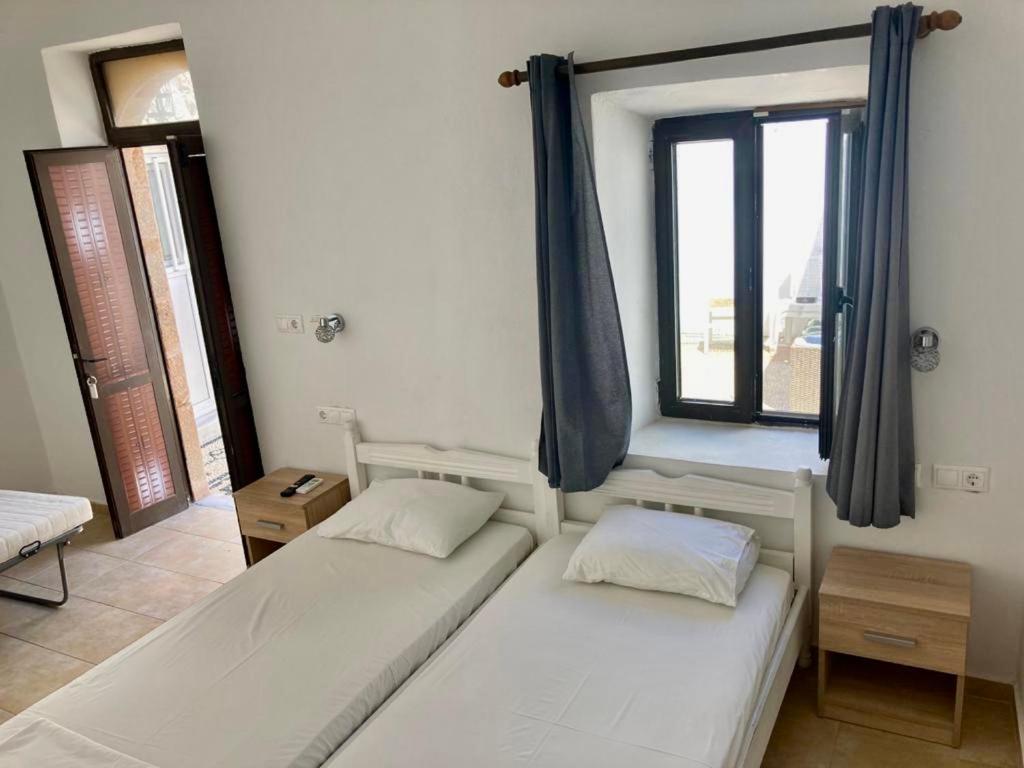 Postel nebo postele na pokoji v ubytování PALS Studios Lindos
