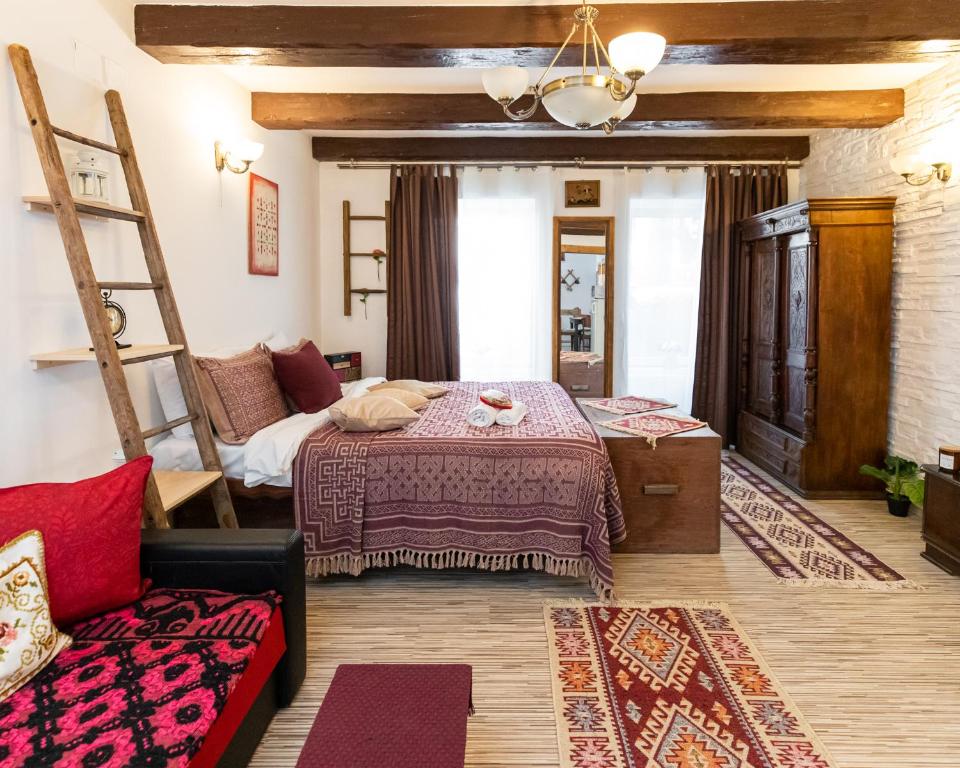 1 dormitorio con cama, escalera y sofá en Saint Marco35th en Brasov