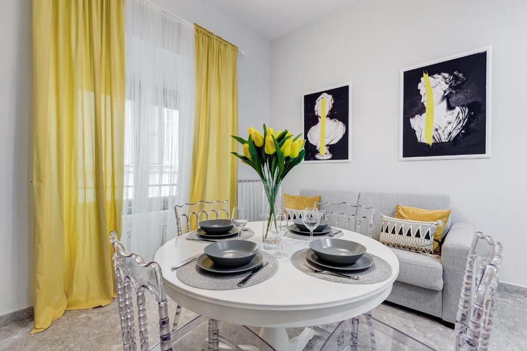 CRYSTAL TREVI FOUNTAIN - romedreamhome
