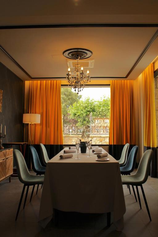 a dining room with a table and chairs and a window at Hotel Gastronómico Torre de Galizano in Galizano