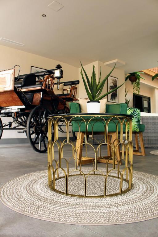 a room with a gold table and a horse drawn carriage at Hotel Gastronómico Torre de Galizano in Galizano