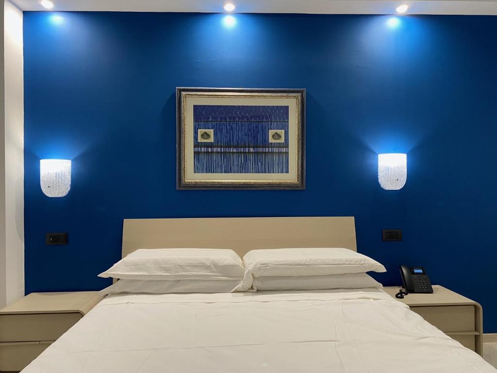 um quarto azul com uma cama e uma parede azul em Egò Marine em Mandatoriccio Marina