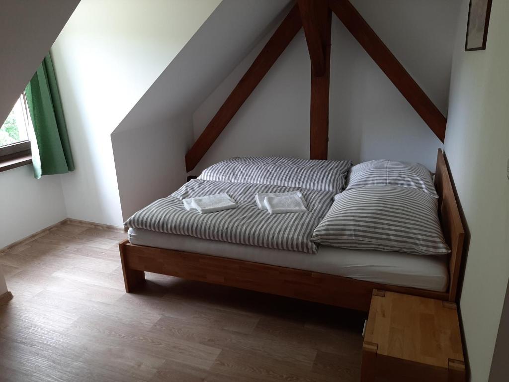 1 cama con 2 almohadas en una habitación en Ubytování Filipova Hora en Tlumačov