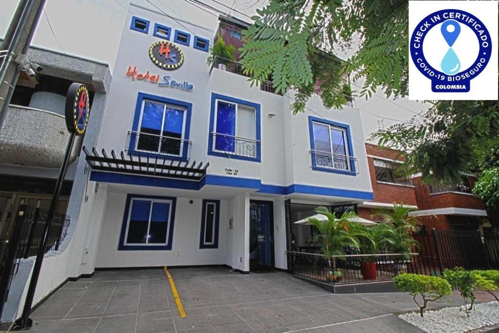 un edificio azul y blanco con un cartel en él en Hotel Sevilla Neiva, en Neiva