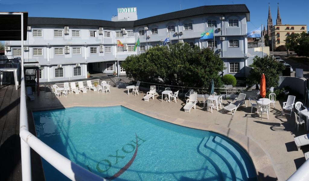vistas a una piscina frente a un hotel en Hotel Hoxon en Luján