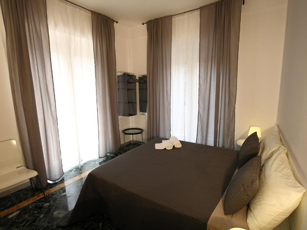 una camera da letto con un letto nero e un asciugamano sopra di Kalefati Palace Loc.Turistica a Bari