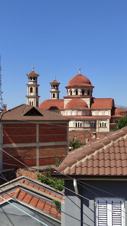 un groupe de bâtiments avec des dômes au-dessus d'eux dans l'établissement Villa Katerina, à Korçë