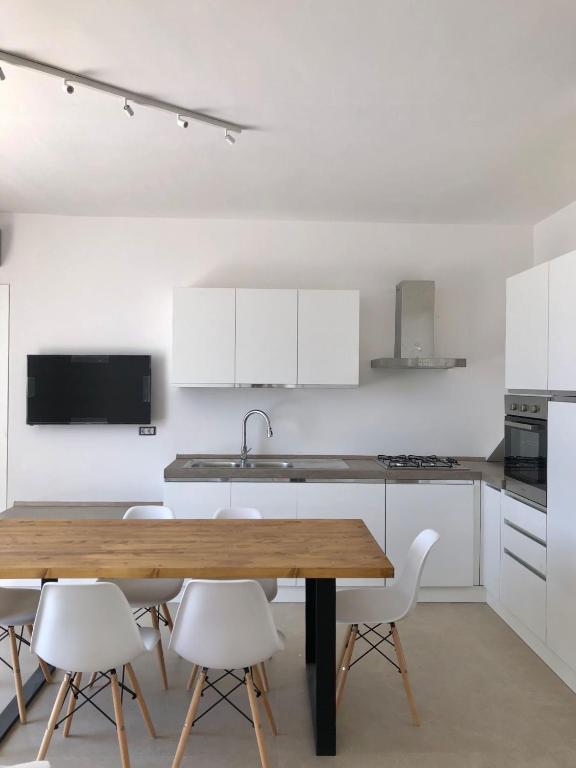A kitchen or kitchenette at Appartamento Magnolia Deluxe