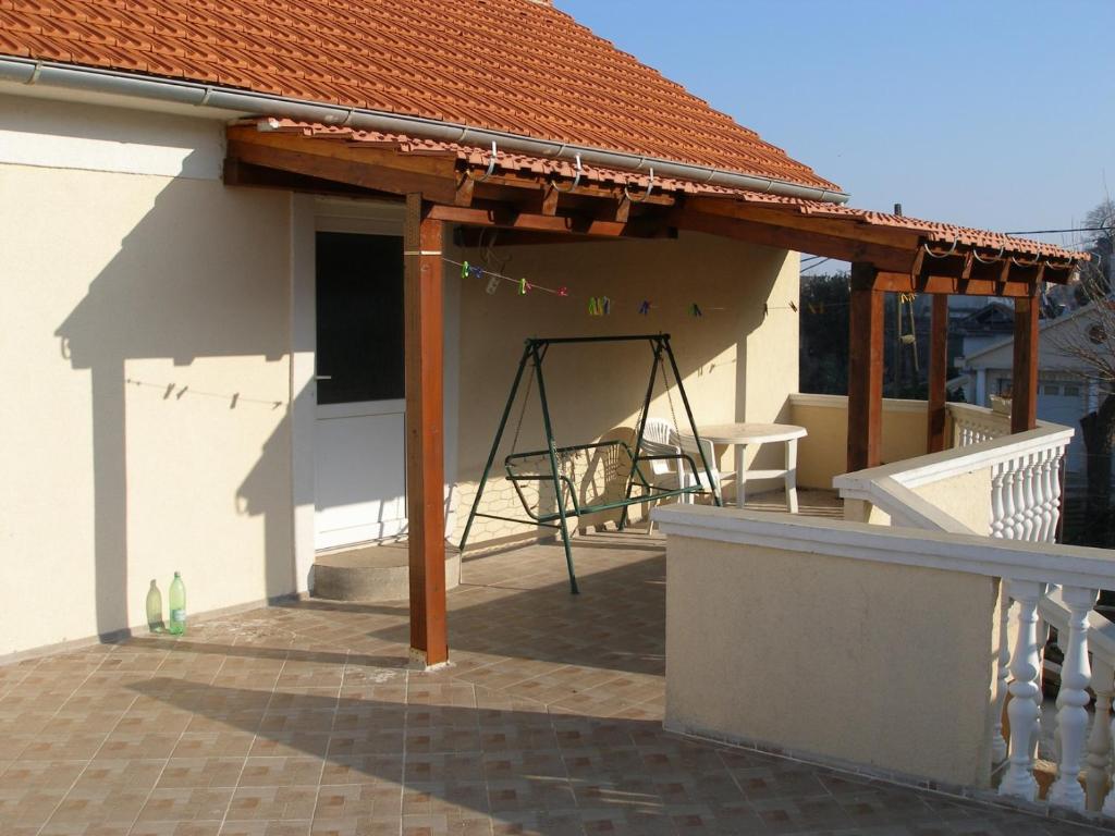 eine Terrasse mit Markise auf einem Haus in der Unterkunft Apartment Mime - quiet place in Tkon