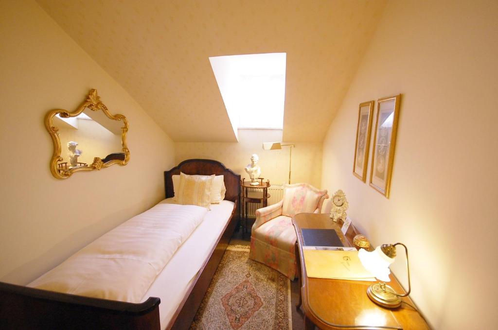 Postel nebo postele na pokoji v ubytování Das Kleine Hotel in ruhiger Stadtlage