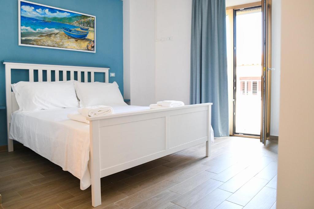 Postel nebo postele na pokoji v ubytování Signora Tita B&B Chianalea - Scilla