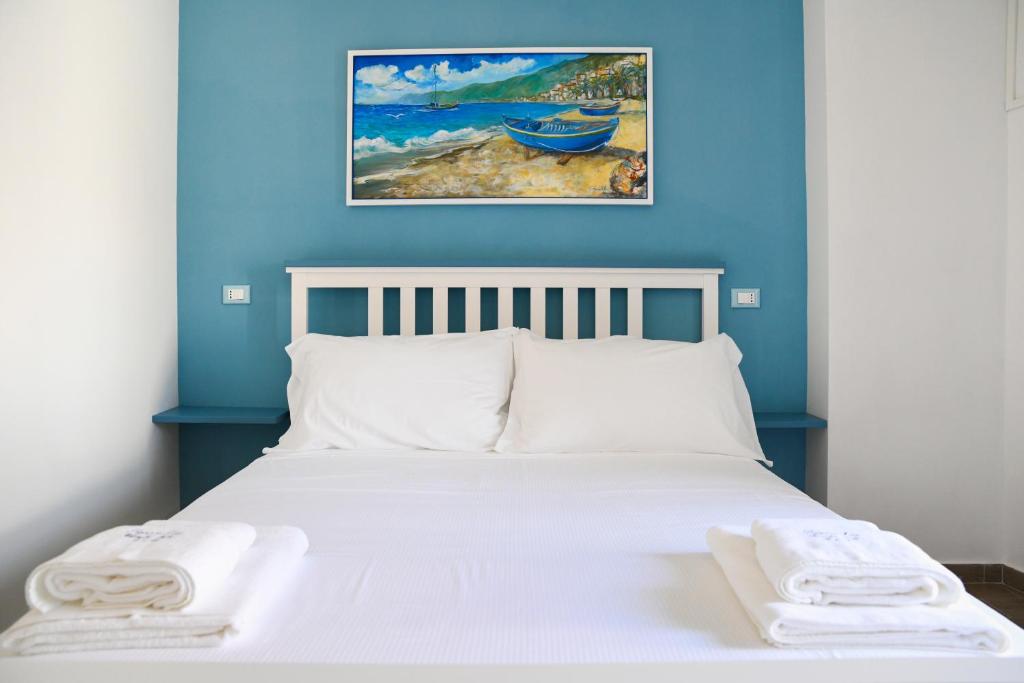 Postel nebo postele na pokoji v ubytování Signora Tita B&B Chianalea - Scilla