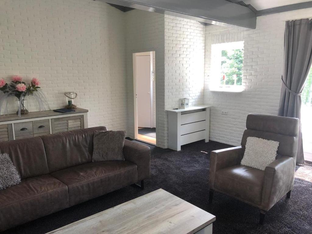 Posezení v ubytování Chalet in Harderwijk with private garden