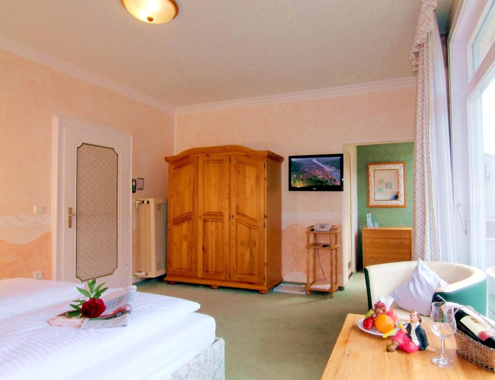 Postel nebo postele na pokoji v ubytování Hotel Weingärtner