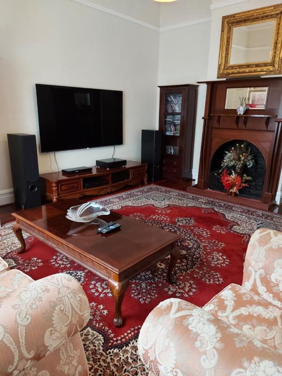 TV a/nebo společenská místnost v ubytování York Cottages and Burnley House