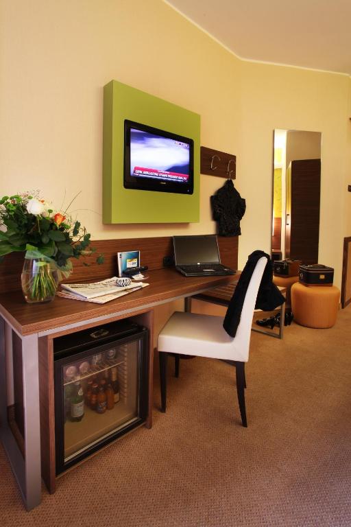 TV a/nebo společenská místnost v ubytování Hotel Des Etrangers