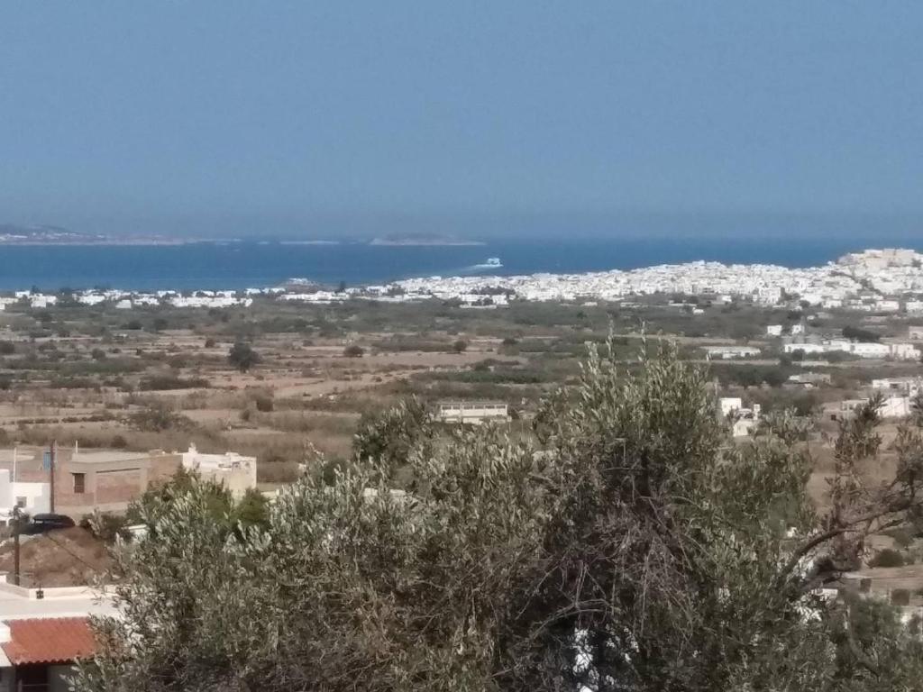 uma vista para uma cidade com o oceano ao fundo em Aegean Window em Glinado Naxos