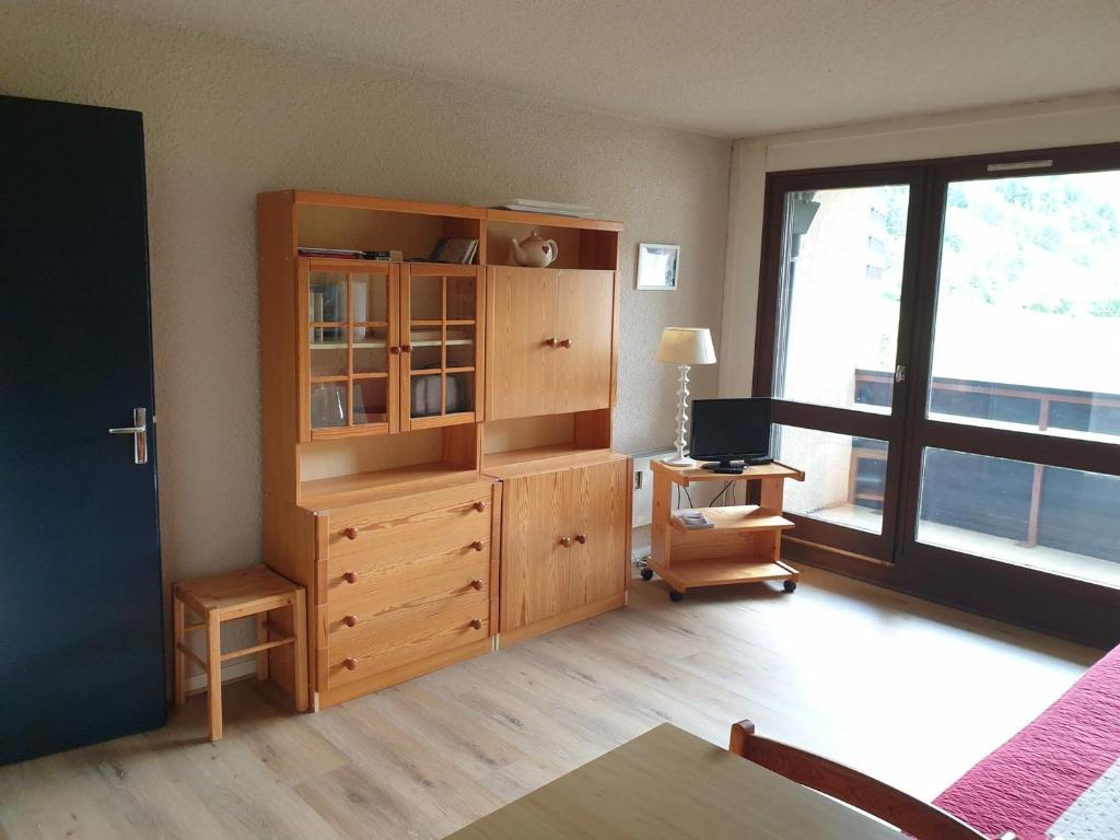 a room with a wooden cabinet and a window at Studio Corrençon-en-Vercors, 1 pièce, 4 personnes - FR-1-515-100 in Corrençon-en-Vercors