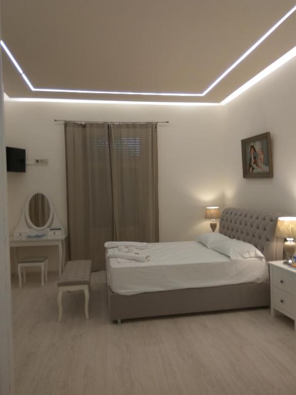 Posteľ alebo postele v izbe v ubytovaní NAFPAKTOS Beach luxury Suites