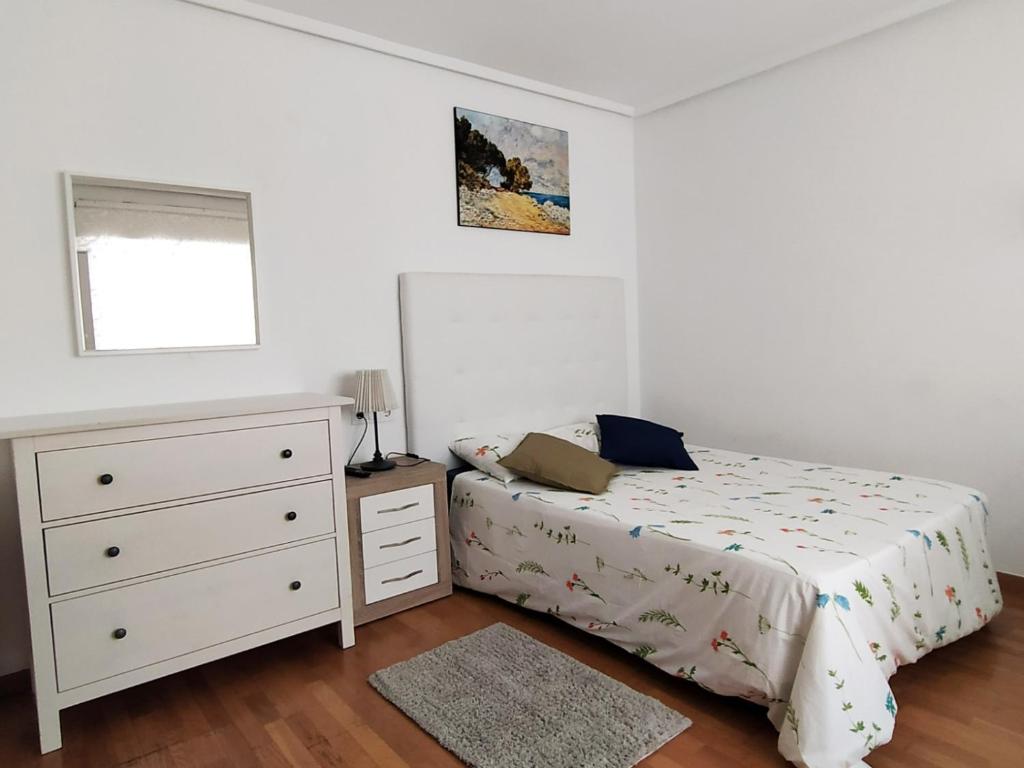 奧維多的住宿－Apartamento La Paz - Habitaciones con baño no compartido en pasillo，一间白色卧室,配有一张床和一个梳妆台
