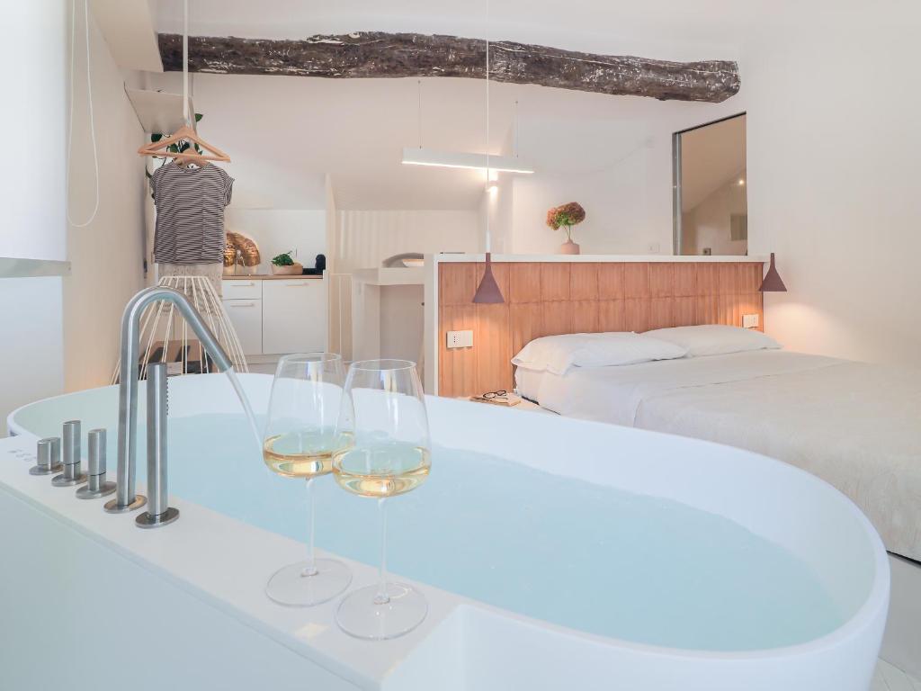A bed or beds in a room at Dreamers Sea View
