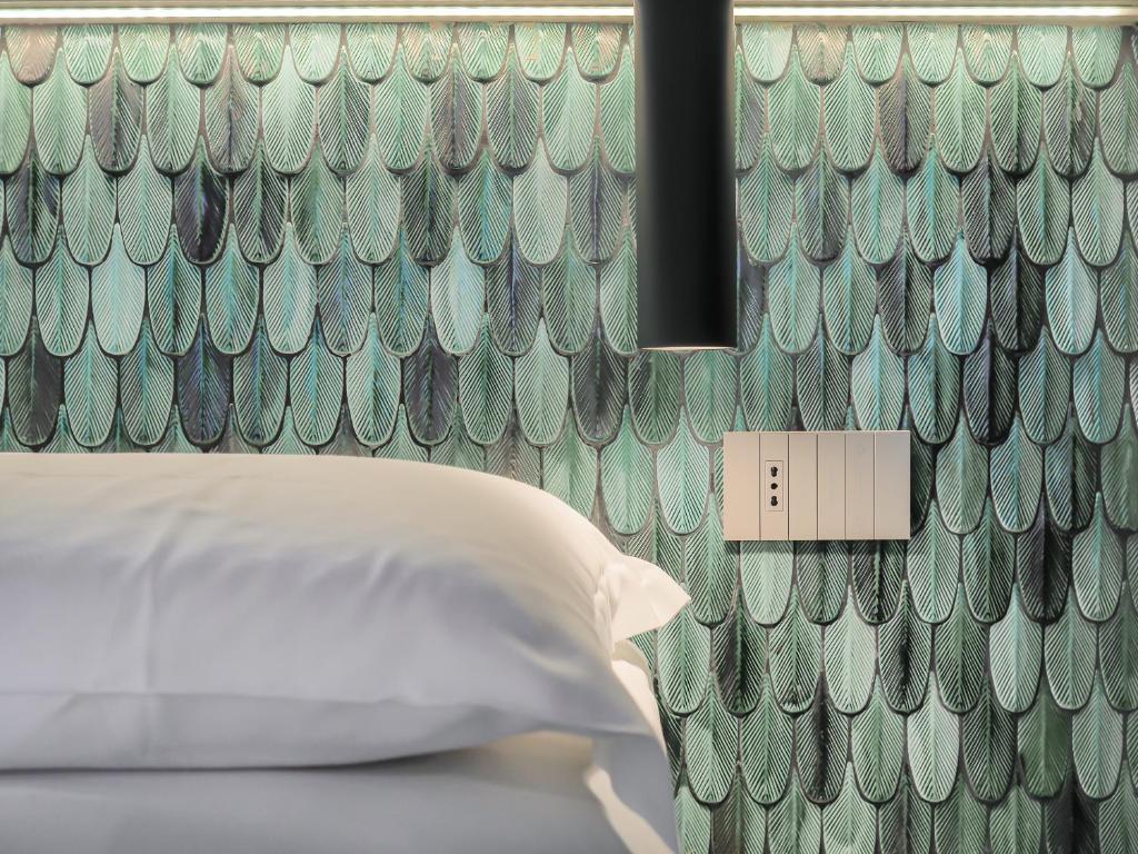 A bed or beds in a room at Dreamers Sea View