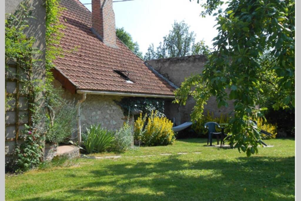 einen Hof mit einem Haus mit blauem Frisbee in der Unterkunft obouduchemin in Cindré