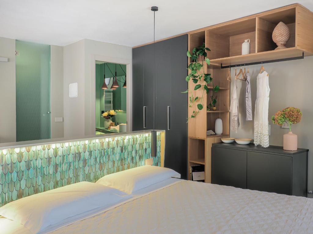 A bed or beds in a room at Dreamers Sea View