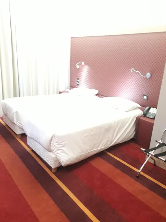 Hôtel Le Châteaubriant - Twin Room - Disability Access