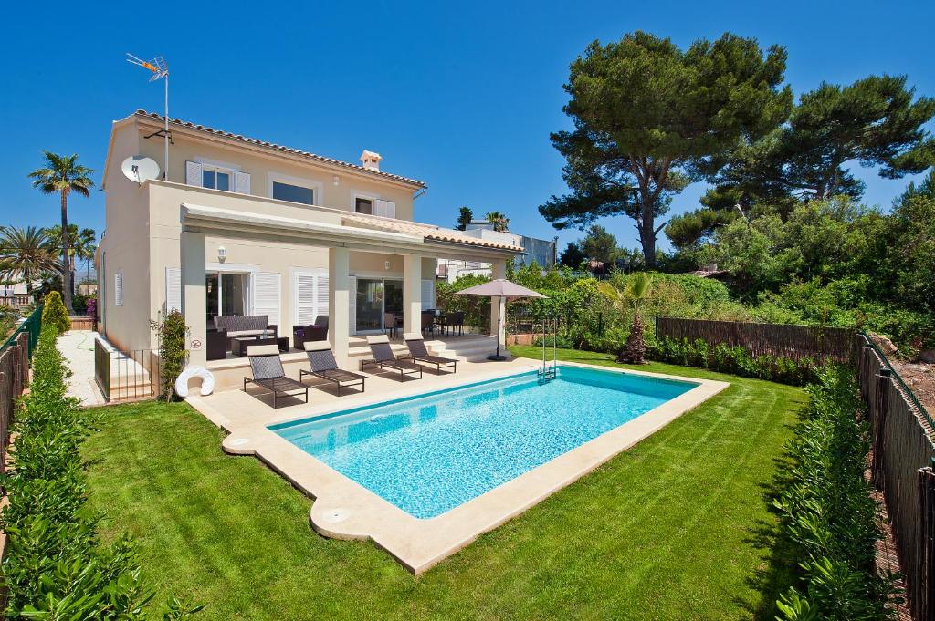 una casa con piscina en un patio en Villa Mar, en Alcudia