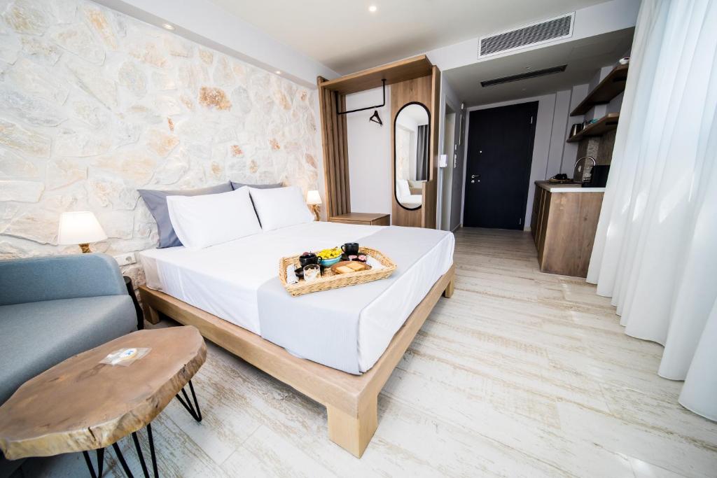 Postel nebo postele na pokoji v ubytování Kali Thea Suites