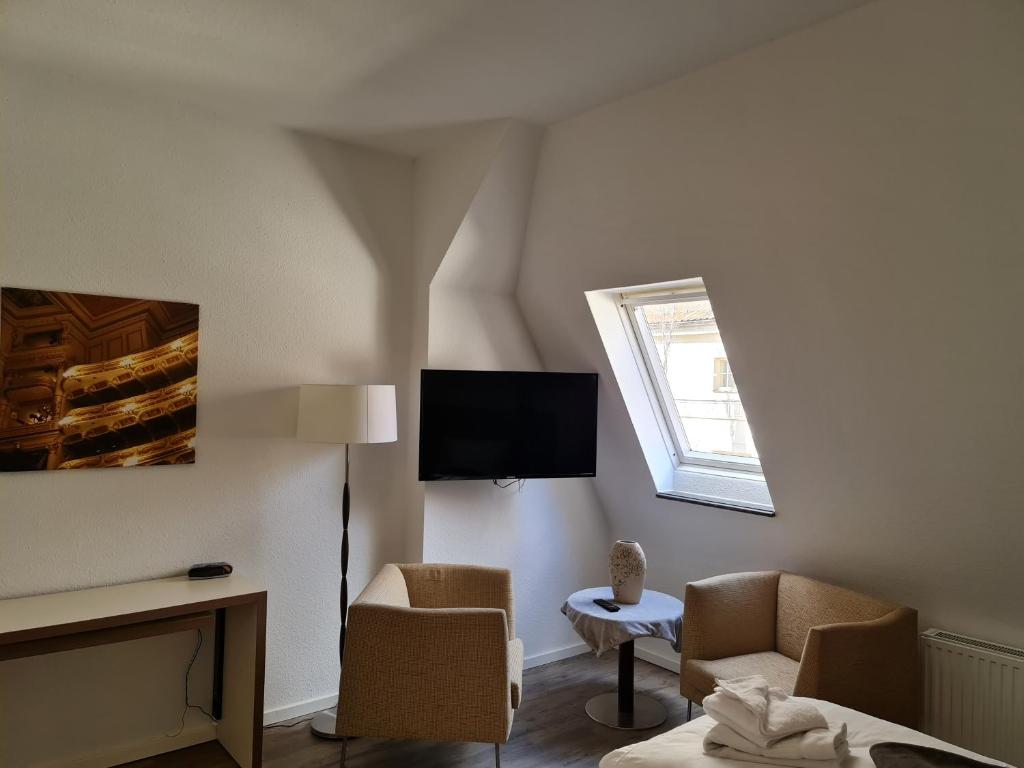 TV a/nebo společenská místnost v ubytování Cityappartement am Theaterplatz