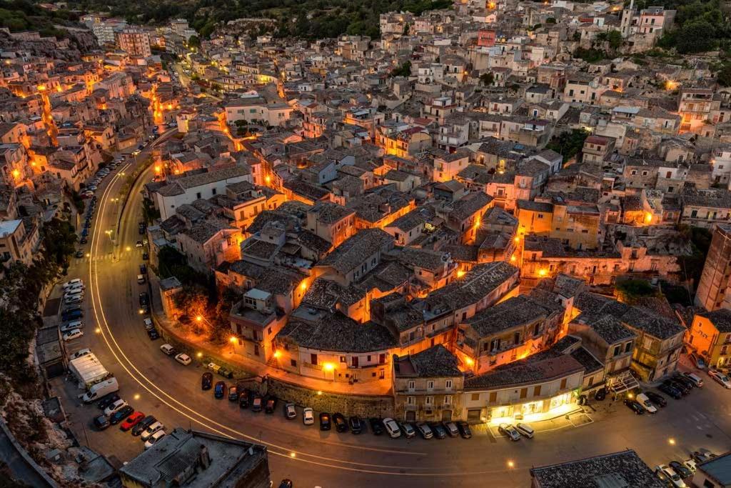 Výhľad na mesto Marina di Ragusa alebo výhľad na mesto priamo z apartmánu