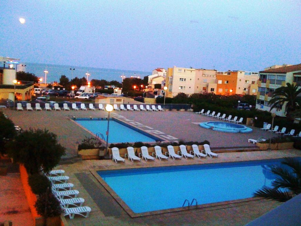Bord de plages, 2 piscines, transats, pataugeoire
