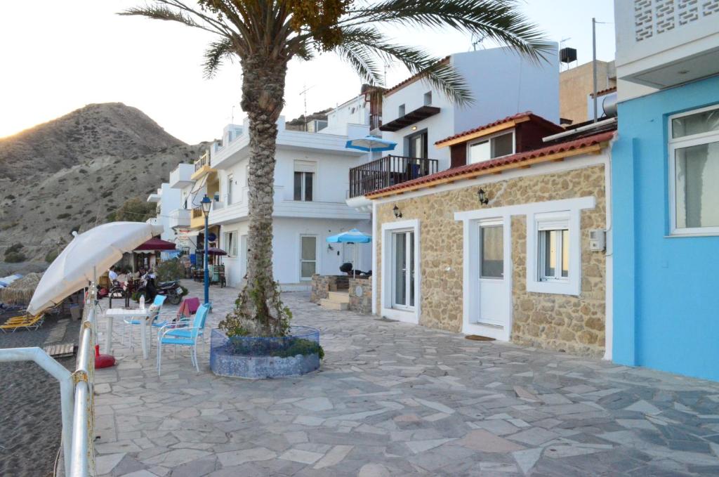 una palmera sentada en una acera al lado de un edificio en Myrtos Harmony Apartments, en Myrtos