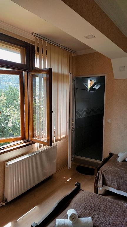 Postel nebo postele na pokoji v ubytování Teo Guesthouse and Camping in Mestia