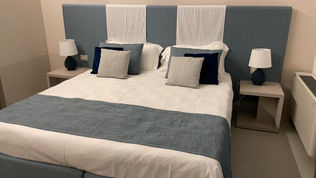 Postel nebo postele na pokoji v ubytování Hercules Suites