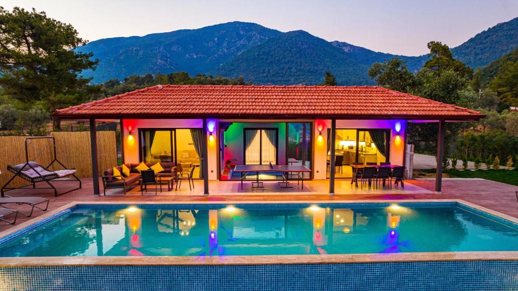 Bazén v ubytování Oreo - 3 Bedroom Holiday Villa with jaccuzi in Fethiye Yeşilüzümlü nebo v jeho okolí