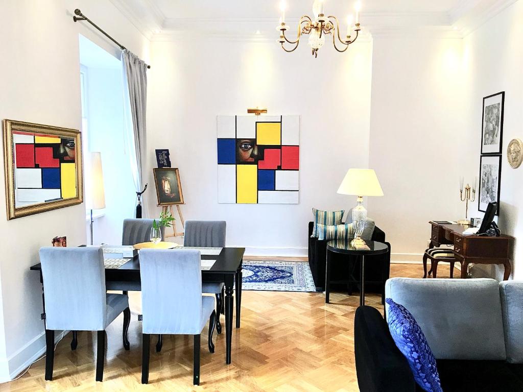- une salle à manger et un salon avec une table et des chaises dans l'établissement Luxury Suites & Apartments MONDRIAN Old Town, à Varsovie